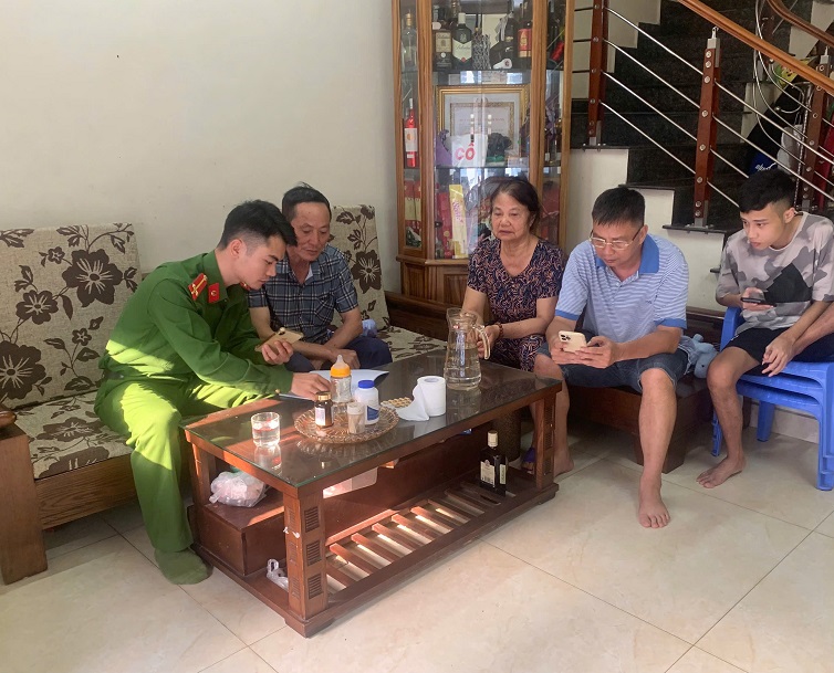 Công an phường Đông Hải: Nỗ lực đưa “Sổ sức khỏe điện tử” đến từng nhà dân